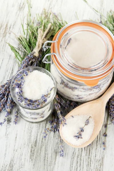 Tarro de azúcar de lavanda y flores de lavanda fresca sobre fondo de madera —  Fotos de Stock