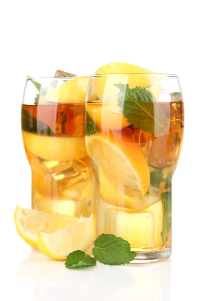 Крижаний чай з лимоном і м'ятою ізольовані на білому — стокове фото