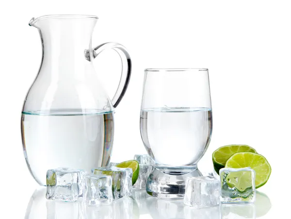 Glaskanne mit Wasser und Glas isoliert auf weiß — Stockfoto