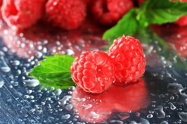 Reife süße Himbeeren mit Tropfen, Nahaufnahme — Stockfoto