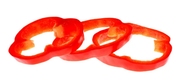Φέτες φρέσκο κόκκινο πιπέρι που απομονώνονται σε λευκό — Φωτογραφία Αρχείου