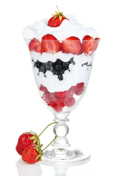 Doğal yoğurt üzerine beyaz izole taze çilek ile — Stok fotoğraf
