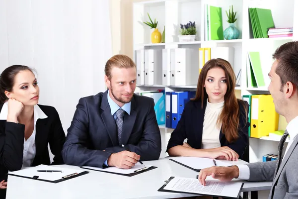 Candidatos a emprego com entrevista — Fotografia de Stock