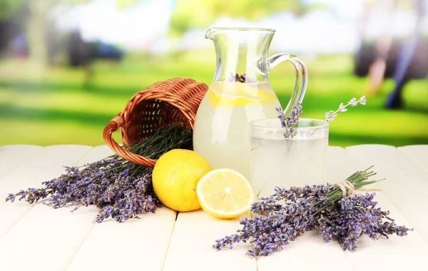 Lavendel lemonad, på ljus bakgrund — Stockfoto