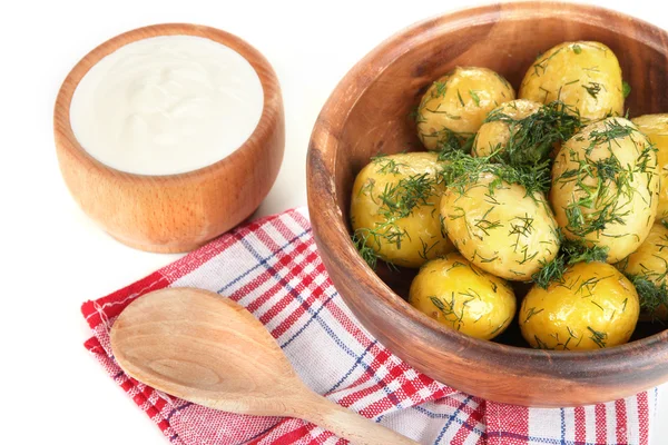 Kokt potatis på trä skål på servetter isolerad på vit — Stockfoto