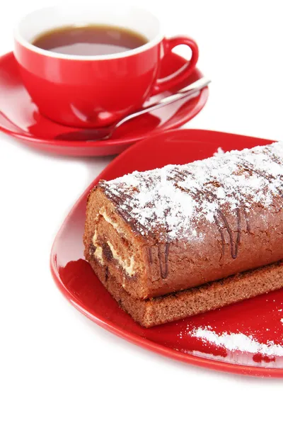 Süße Rolle mit Tasse Tee isoliert auf weiß — Stockfoto