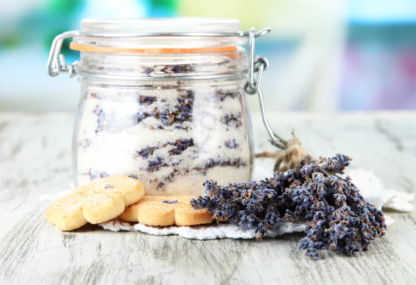 Tarro de azúcar de lavanda y flores de lavanda fresca sobre fondo brillante — Foto de Stock