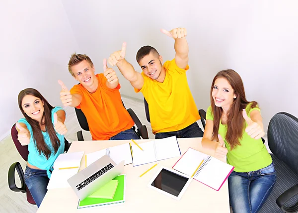 Groep van jonge studenten zitten in de kamer — Stockfoto