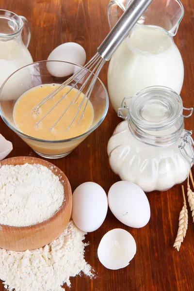 Zutaten für Teig auf Holztisch in Großaufnahme — Stockfoto