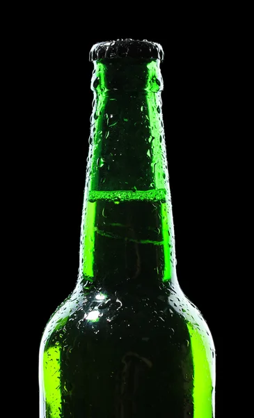 검은 배경에 놓인 맥주 한 병 — 스톡 사진