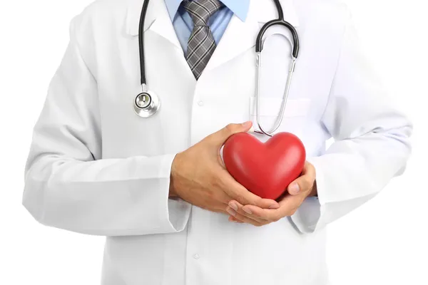 Médico segurando coração isolado em branco — Fotografia de Stock