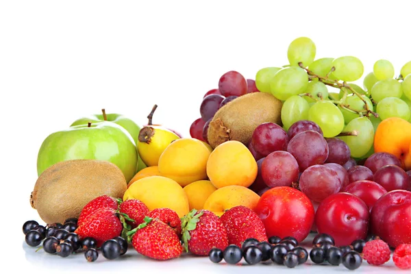 Свіжі фрукти та ягоди ізольовані на білому — стокове фото