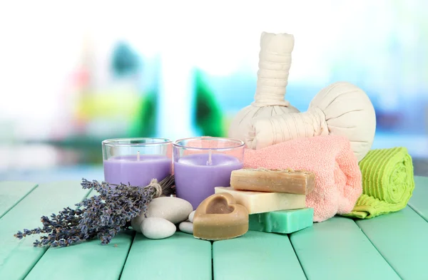 Stilleben med lavendel ljus, tvål, massage bollar, tvål och färsk lavendel, på ljus bakgrund — Stockfoto