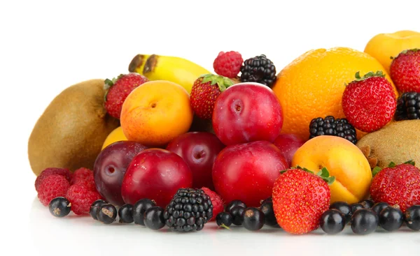 Friske frugter og bær isoleret på hvidt - Stock-foto