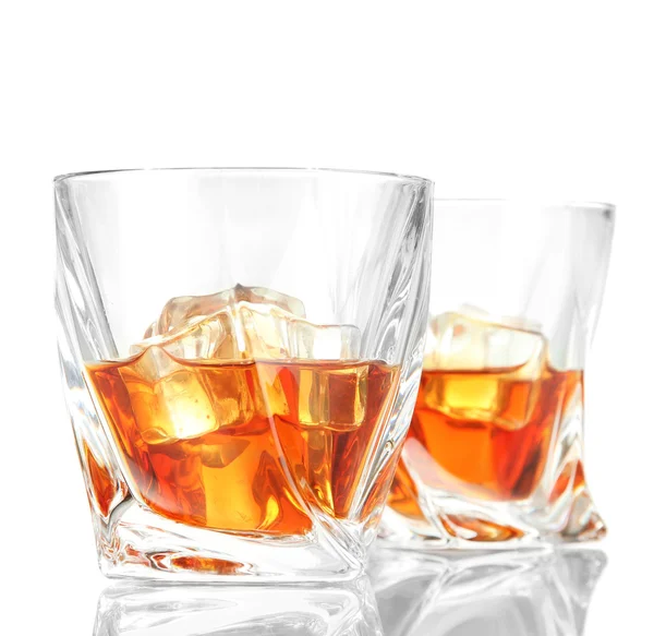 Deux verres de whisky écossais, isolés sur du blanc — Photo