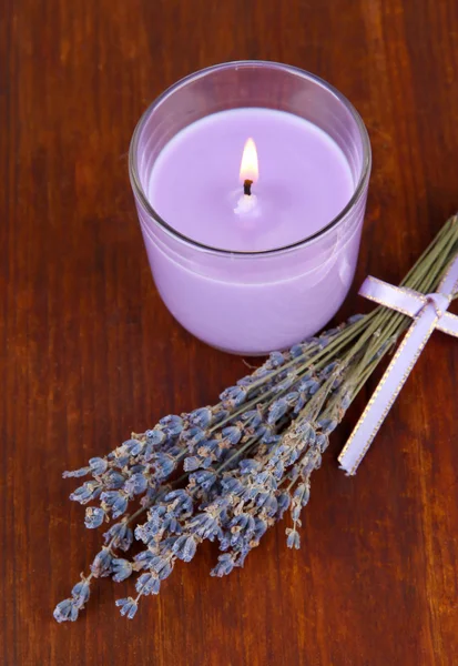 Svíčka levandule s čerstvým levandule, mýdlo na dřevěné pozadí — Stock fotografie