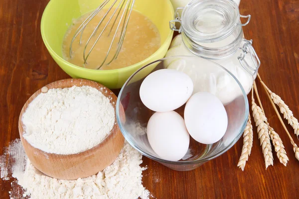 Ingredientes para massa de farinha em mesa de madeira close-up — Fotografia de Stock