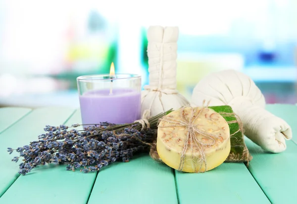 Masih hidup dengan lilin lavender, sabun, bola pijat, sabun dan lavender segar, di latar belakang cerah — Stok Foto