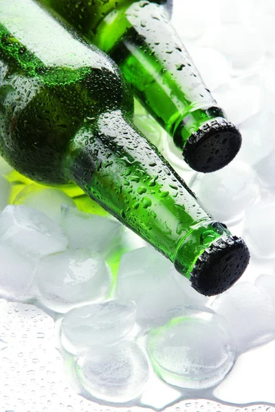 Botellas de cerveza con hielo, de cerca — Foto de Stock