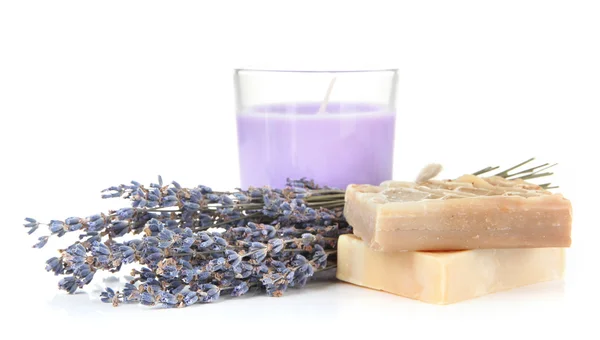 Vela de lavanda com sabão e lavanda fresca, isolada em branco — Fotografia de Stock