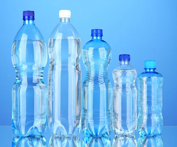 Botellas de agua, aisladas sobre blanco — Foto de Stock