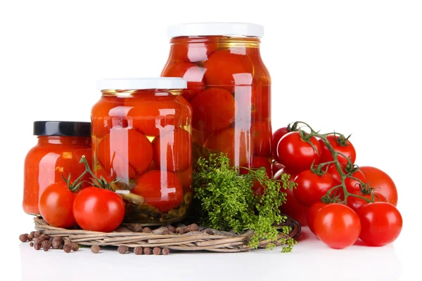 Tomates fraîches et en conserve savoureuses, isolées sur blanc — Photo