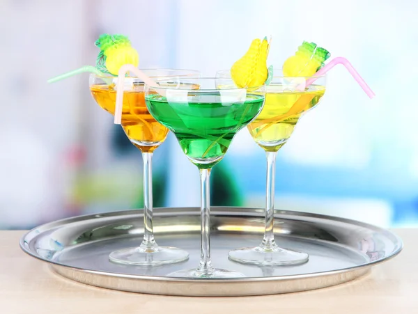 Différents cocktails sur fond lumineux — Photo