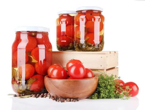 Sabrosos tomates enlatados y frescos, aislados en blanco — Foto de Stock