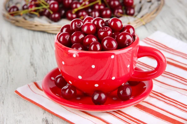 Süßkirsche im Becher auf dem Tisch in Großaufnahme — Stockfoto