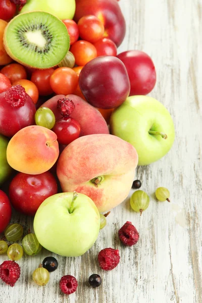 Assortiment van sappige vruchten, op houten achtergrond — Stockfoto