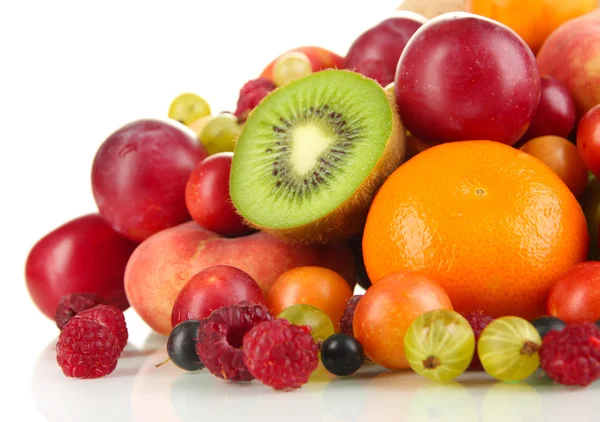Sortimento de frutas suculentas, isoladas em branco — Fotografia de Stock