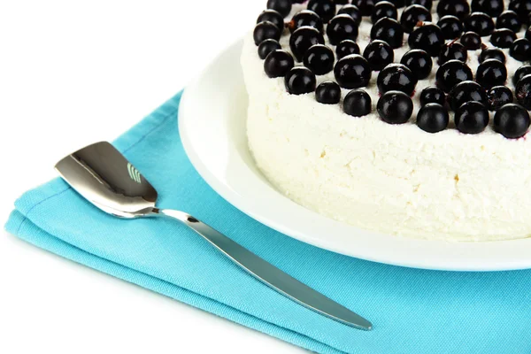 Чизкейк со свежими ягодами на белой тарелке — стоковое фото