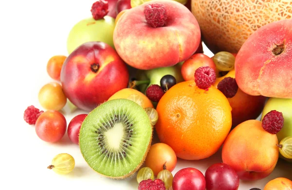 Berbagai macam buah-buahan berair, terisolasi di atas putih — Stok Foto