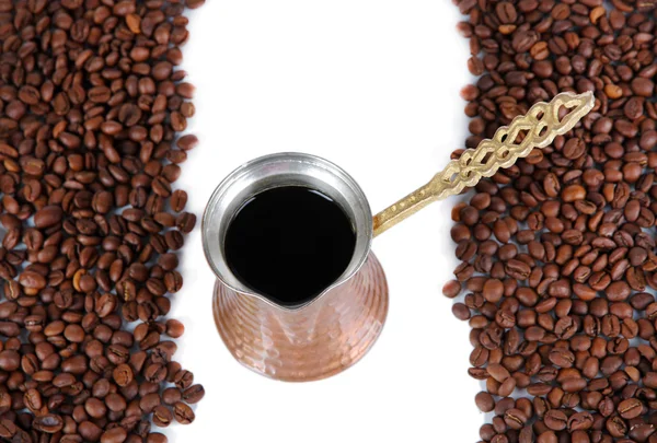 Caffettiera e chicchi di caffè, isolati su bianco — Foto Stock