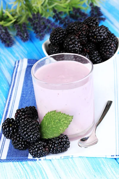 Sweet blackberries with yogurt on table close-up — Stock Photo, Image