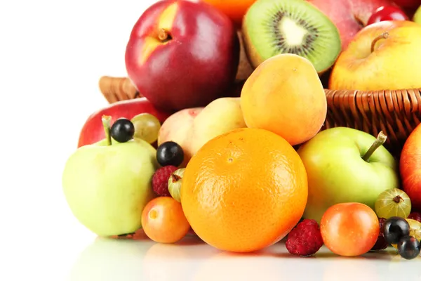 Surtido de frutas jugosas, aisladas en blanco —  Fotos de Stock