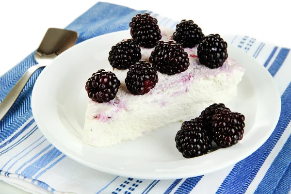 Cheesecake med färska bär på vit platta närbild — Stockfoto