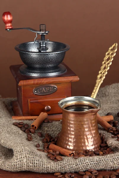 Turco in metallo e chicchi di caffè su sfondo marrone — Foto Stock