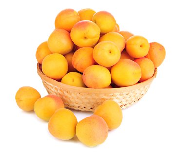 verse natuurlijke abrikoos in rieten mand geïsoleerd op wit