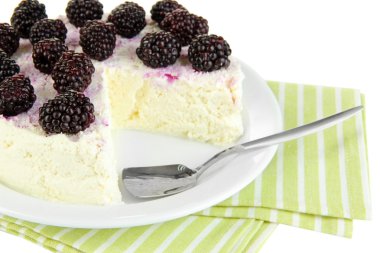 Cheesecake beyaz tabak portre üzerinde taze çilek ile