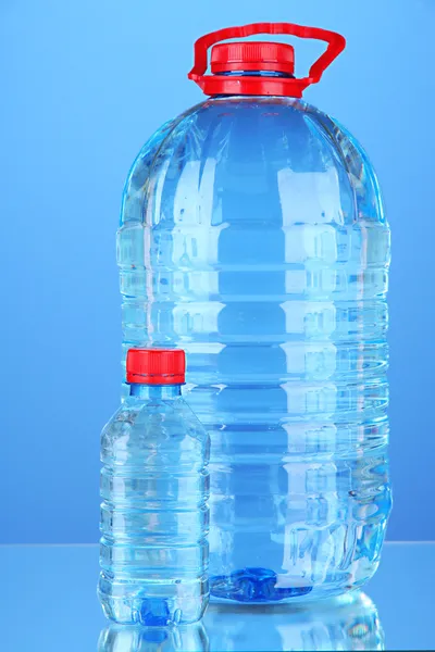 Flessen water, geïsoleerd op wit — Stockfoto