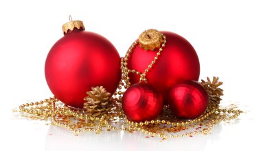 güzel kırmızı Noel topları ve üzerinde beyaz izole koniler