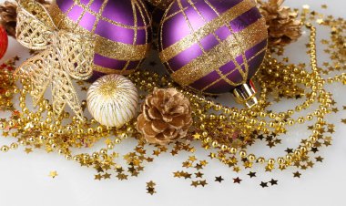 güzel mor Noel topları ve üzerinde beyaz izole koniler