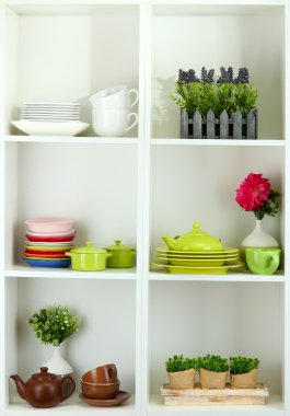 sofra ve deco ile güzel beyaz raflar