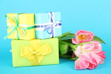 Pembe Laleler ve renkli arka plan üzerinde hediye kutuları