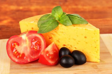 peynir, fesleğen ve ahşap zemin üzerinde sebze