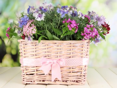 Sepette doğal zemin üzerine ahşap masa üstünde güzel buket