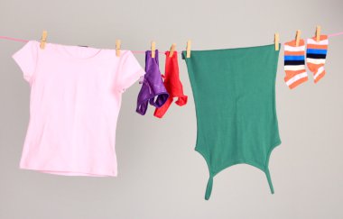 Çamaşırhane hattı ile duvar arka plan üzerinde elbise