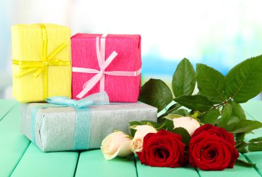 güzel güller ve parlak zemin üzerine hediyeleri