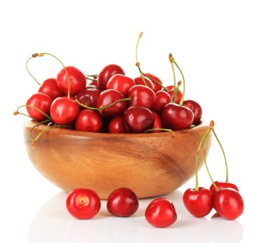 ahşap kase üzerinde beyaz izole kiraz meyveleri